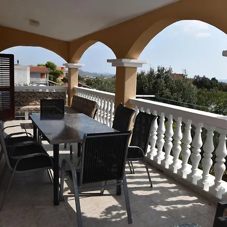 Apartment Ferienwohnung für 6 Personen 2 Kinder ca 75 m in Pakoštane, Dalmatien Norddalmatien Pakoštane